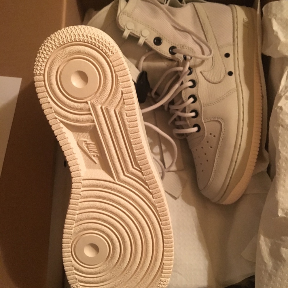 NIKE AF1 SF WOMENS SZ 6.5 - Picture 2 of 4